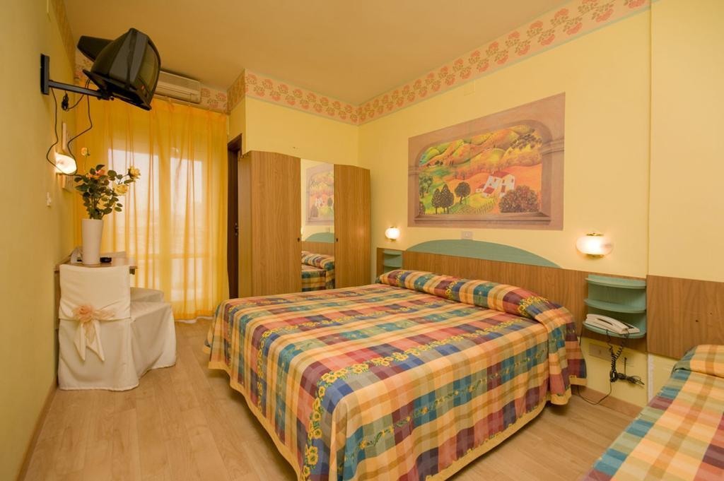 Hotel Mocambo Piscina E Spiaggia San Benedetto del Tronto Zimmer foto
