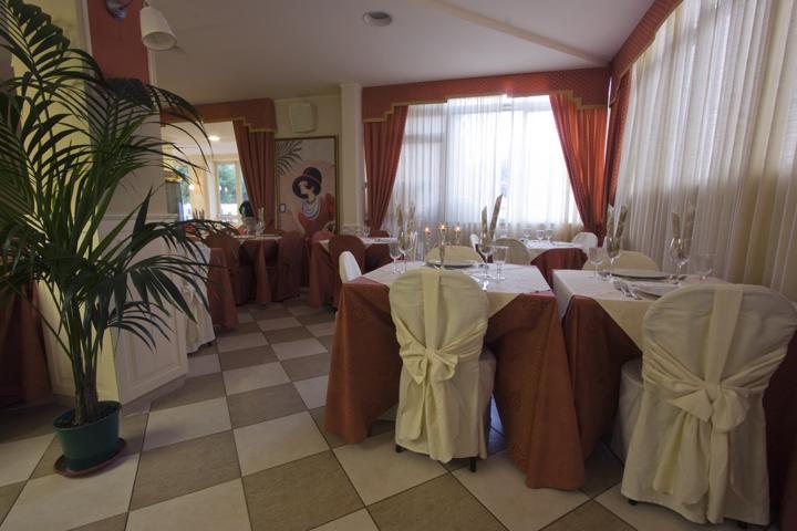 Hotel Mocambo Piscina E Spiaggia San Benedetto del Tronto Exterior foto