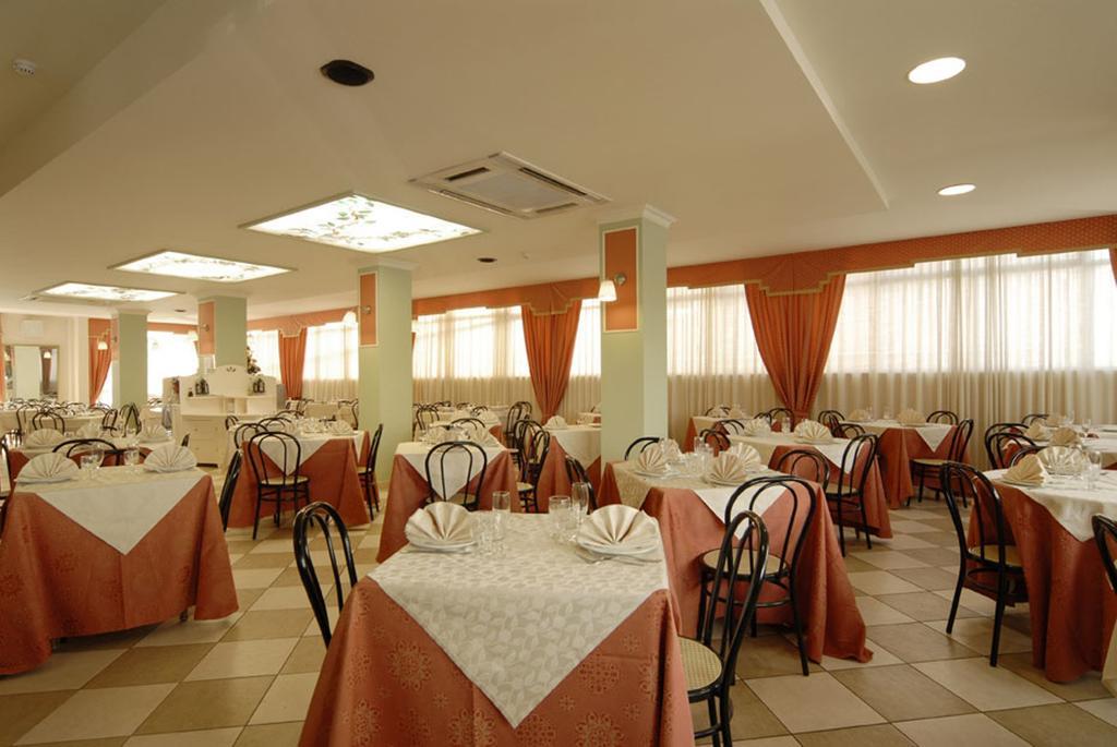 Hotel Mocambo Piscina E Spiaggia San Benedetto del Tronto Exterior foto